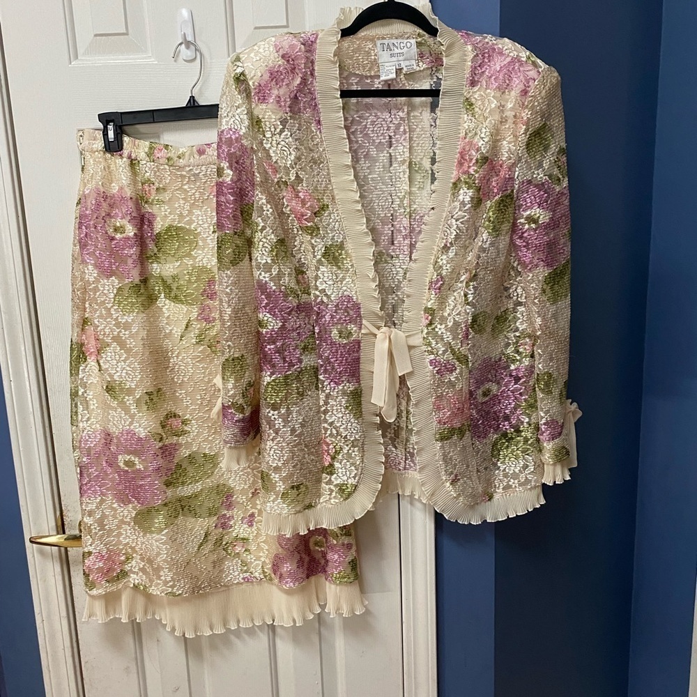 Tango Women’s 2pc Easter Jacket And Skirt Shiny Lace Floral Flutter Size 12.